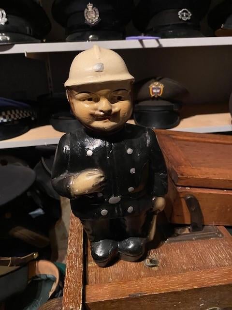 Ancien officier de police en guise de tirelire en bon état, Collections, Enlèvement ou Envoi