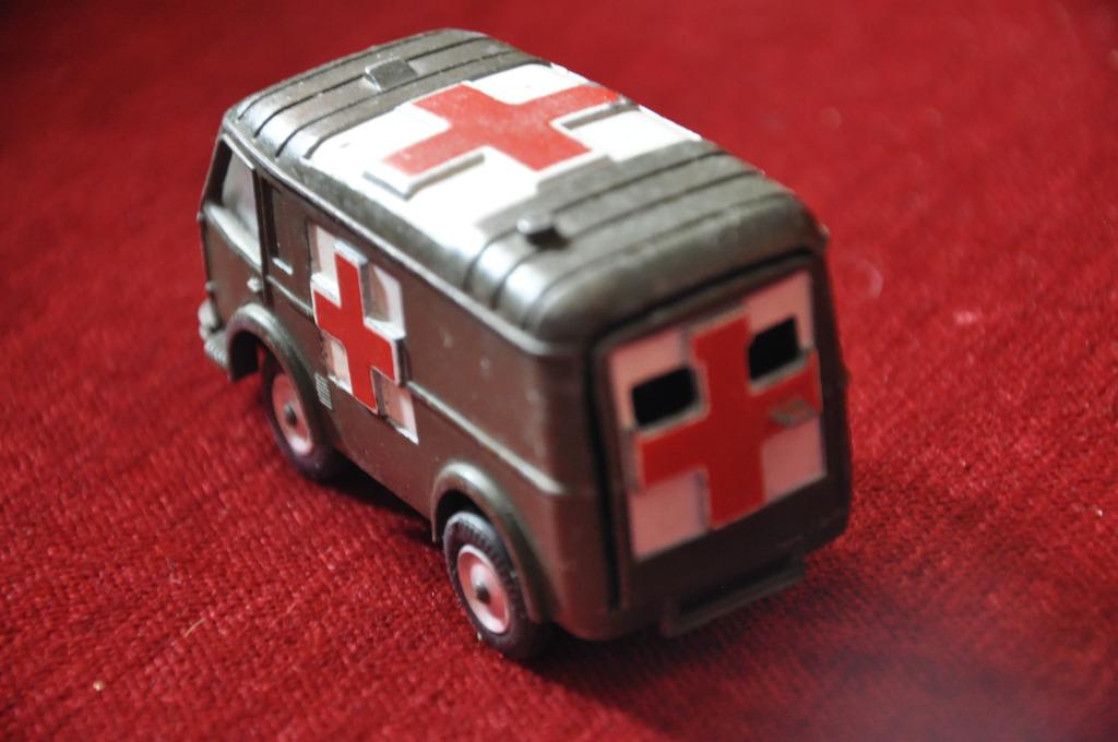RENAULT - DINKY MILITAIRE AMBULANCE, Ophalen of Verzenden, Zo goed als nieuw, Overige typen, Dinky Toys