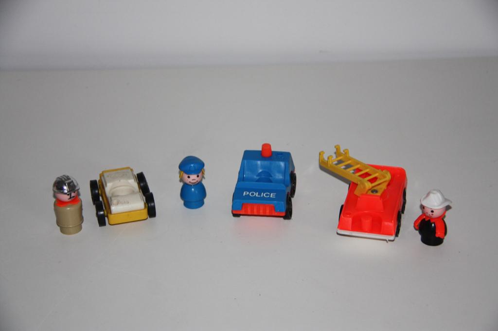 vintage little people fisher price brandweer politie werkman, Kinderen en Baby's, Speelgoed | Fisher-Price, Verzenden, Gebruikt