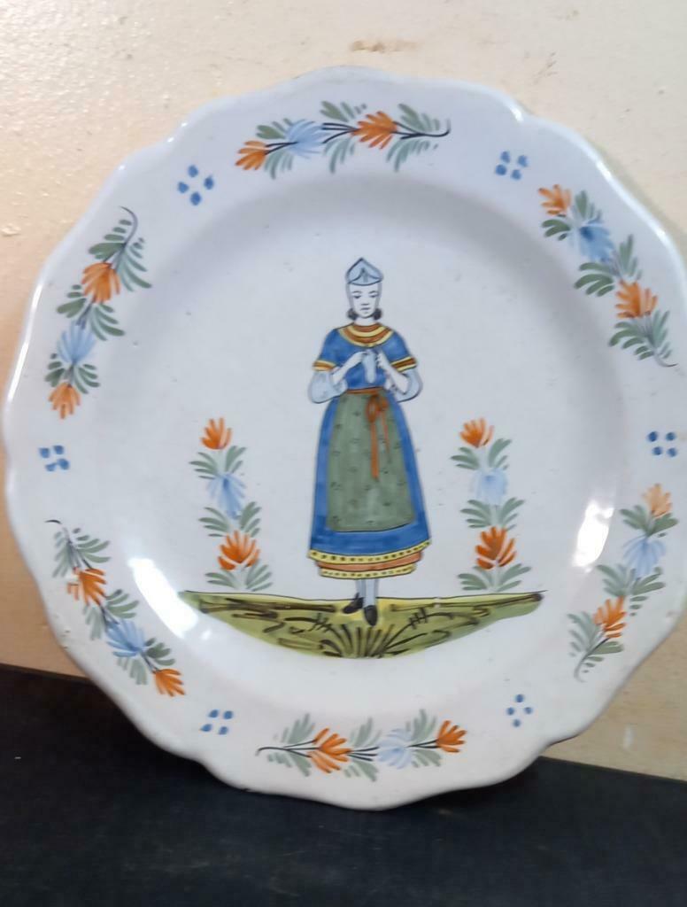 ASSIETTE QUIMPER EN BARBOTINE EMAILLEE DECOR JEUNE FILLE, Antiquités & Art, Antiquités | Céramique & Poterie, Enlèvement ou Envoi