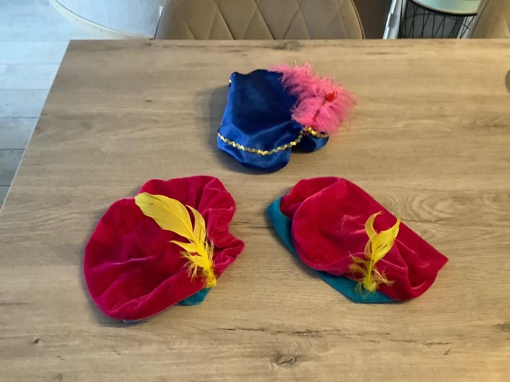Sinterklaas zwarte piet verschillende kindermutsen, Diversen, Sinterklaas, Ophalen of Verzenden, Zo goed als nieuw