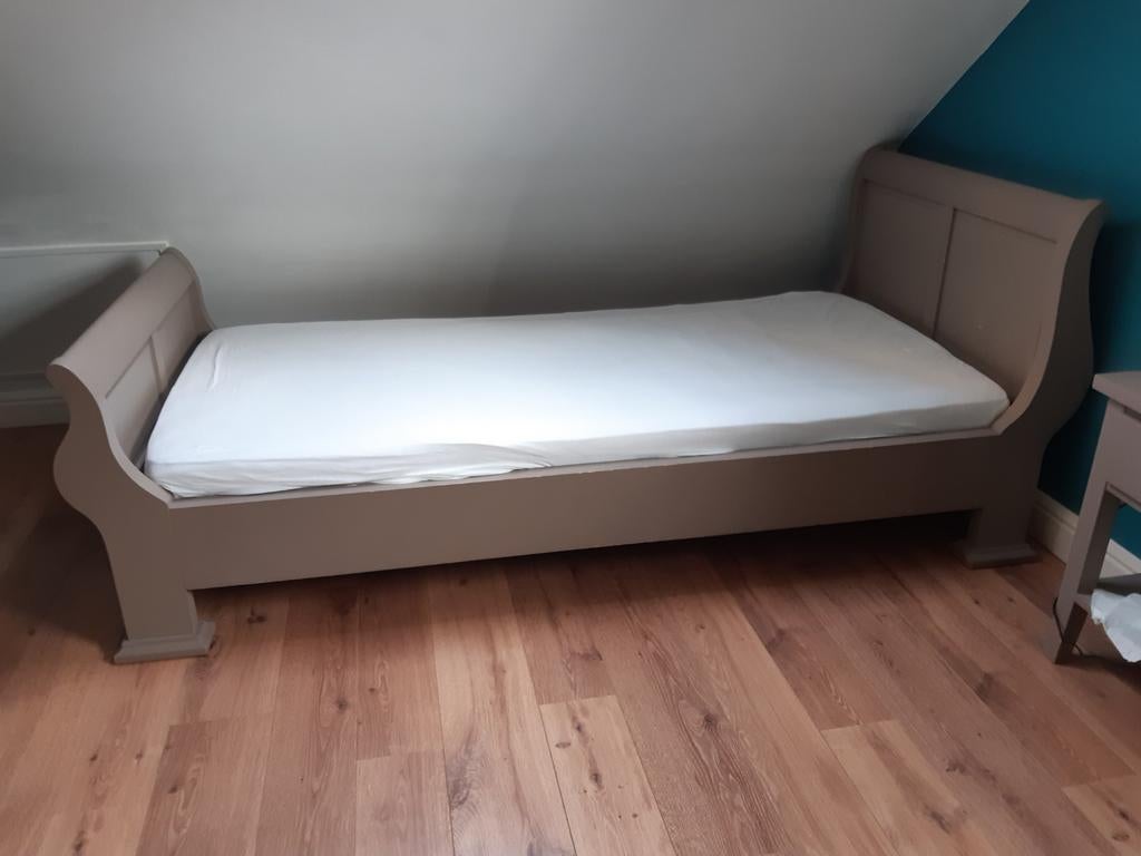 zeer mooi en degelijk eiken eenpersoonsbed, Ophalen, Matras