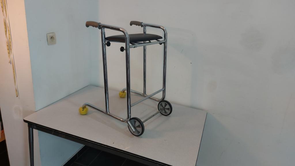 Dembelateur Rollator Vermeiren 2 roues léger et pratique ave, Enlèvement ou Envoi, Comme neuf