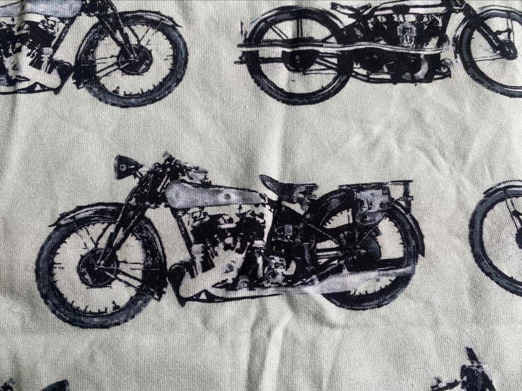 Lichtgrijze tricot met moto-print - 80x40 cm, Neuf, Gris, Enlèvement ou Envoi, 30 à 120 cm