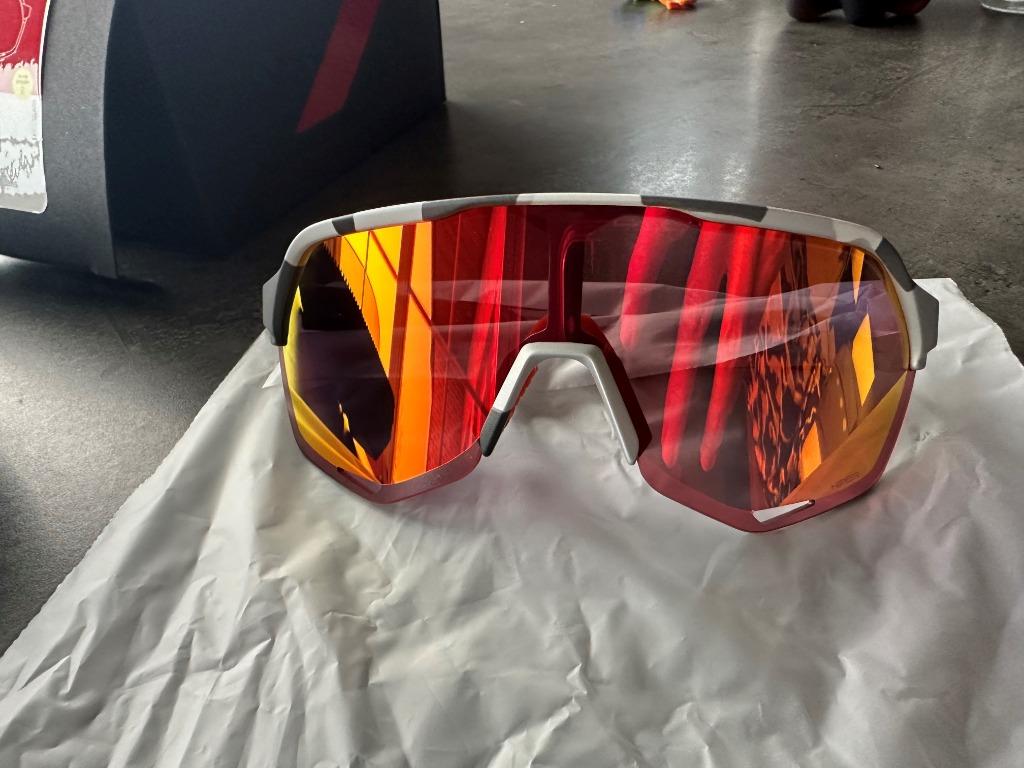 100% S2 Bril - HiPER Mirror Lens - Soft Tact Grey Camo / Red, Vélos & Vélomoteurs, Enlèvement ou Envoi, Neuf, Femmes, 100procent