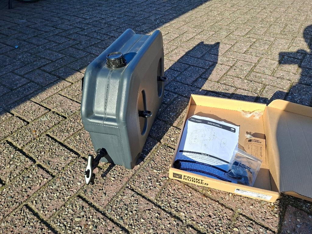 Frontrunner Pro 20L watertank met kraan en montagebeugel, Auto diversen, Aanhangers en Bagagewagens, Ophalen of Verzenden, Nieuw