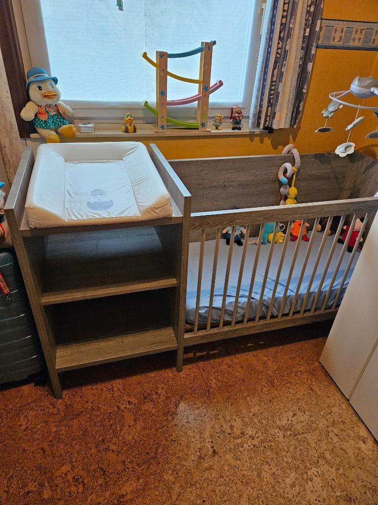 babybed en verzorgingstafel, Ophalen, Zo goed als nieuw, Lattenbodem