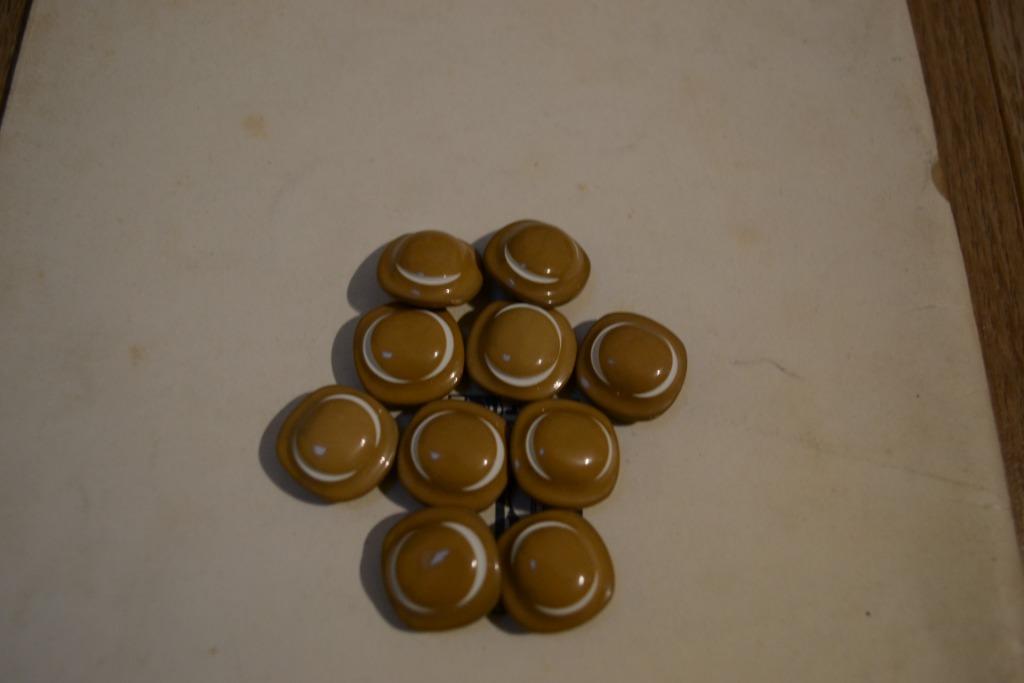 10 Vintage knopen, lichtbruin met wit randje, Ophalen of Verzenden, Nieuw, Knoop of Knopen