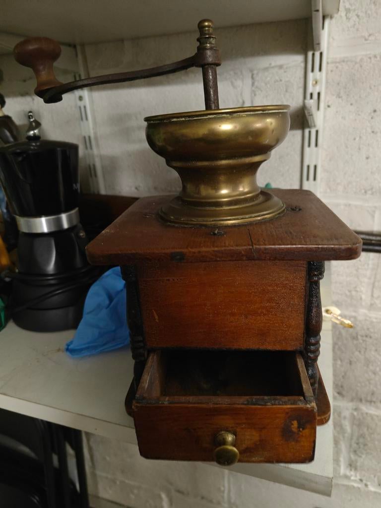 Ancienne appareil pour les cafés à moudre, Enlèvement