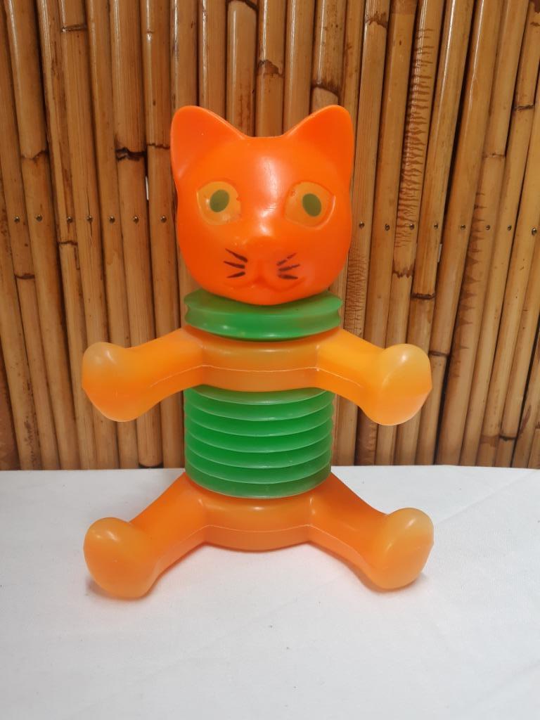 Figurine chat pouët-pouët, plastique orange et vert vintage, Antiquités & Art, Enlèvement ou Envoi