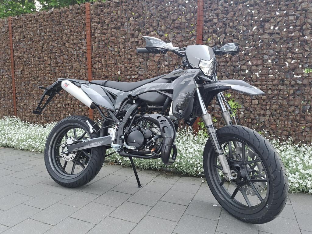 Nieuwe sherco sm50 black moon, Fietsen en Brommers, Ophalen, Zo goed als nieuw