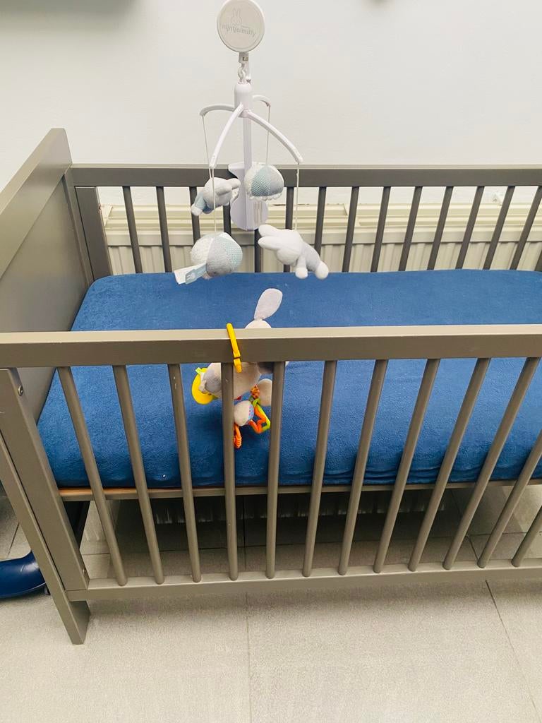 Lit bébé avec matelas+étuis+cadre de lit+2 jouets, Enlèvement, Comme neuf