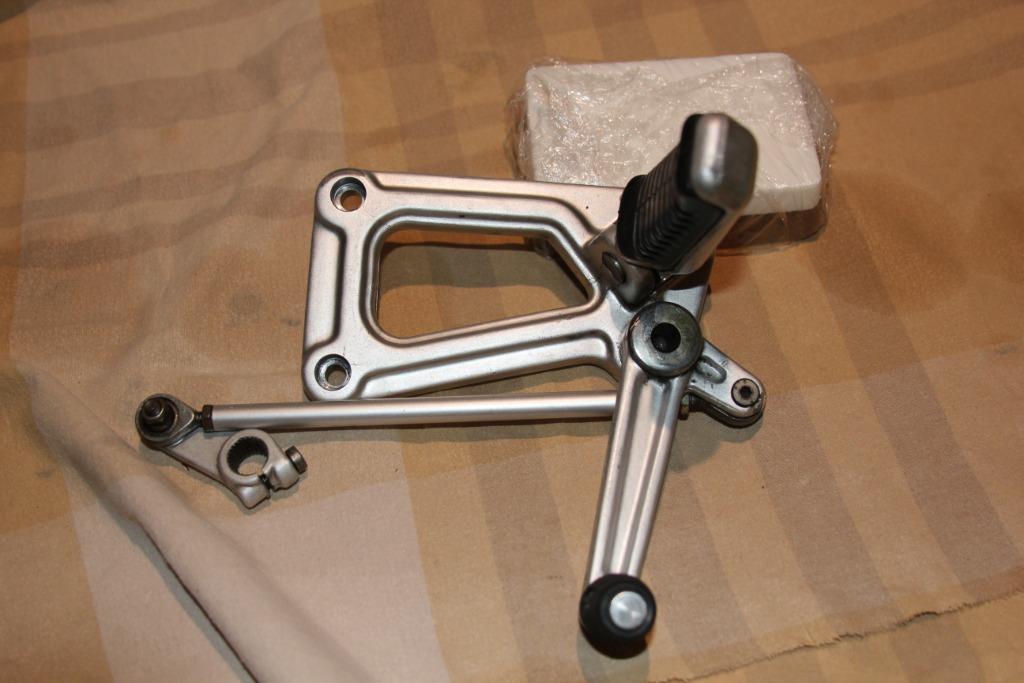 Ducati SS - SuperSport / Front footrest left / repose pied G, Enlèvement ou Envoi