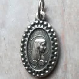 Médaille mariale de Lourdes en métal argenté., Enlèvement ou Envoi, Comme neuf, Bijoux, Christianisme | Catholique
