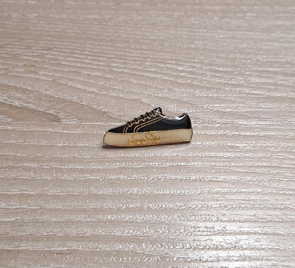 PIN - DIADORA - SNEAKERS, Verzamelen, Verzenden, Gebruikt, Merk, Speldje of Pin