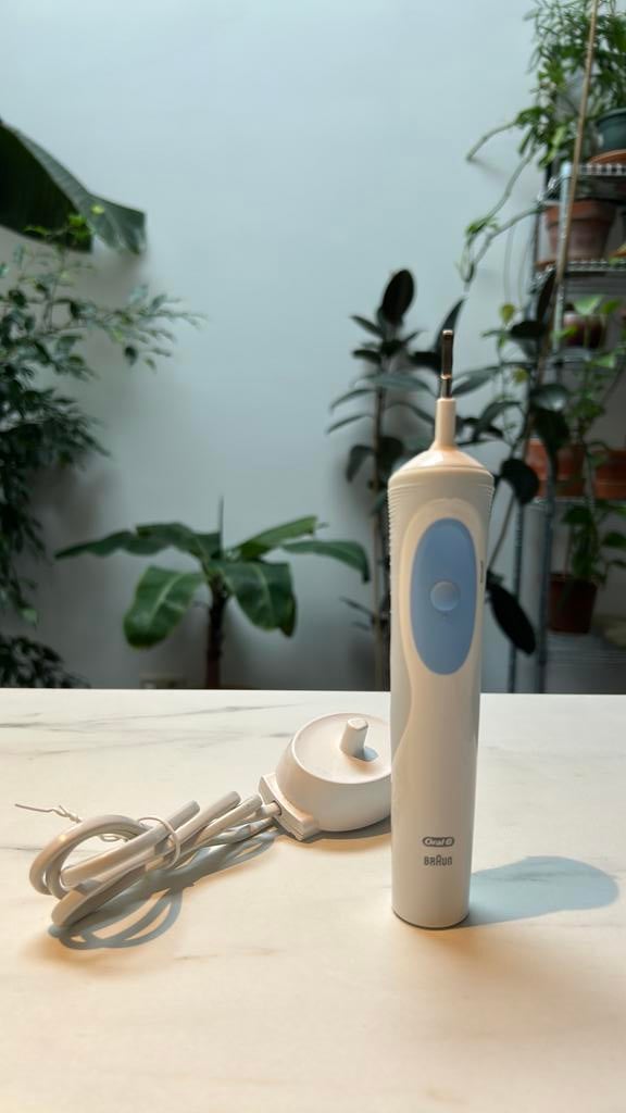 Oral-B tandenborstel en oplader, Elektronische apparatuur, Ophalen, Gebruikt, Mondverzorging