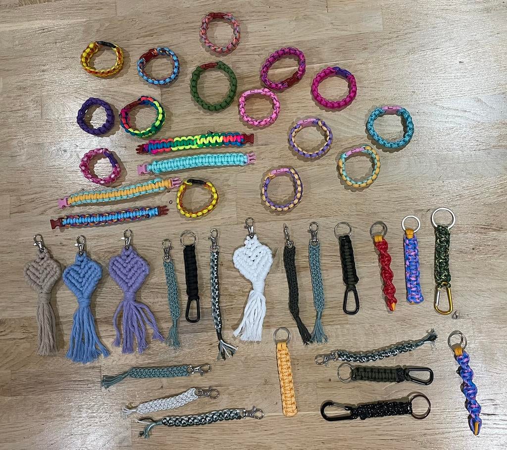 Sleutelhangers en armbanden 1 euro per stuk, Ophalen