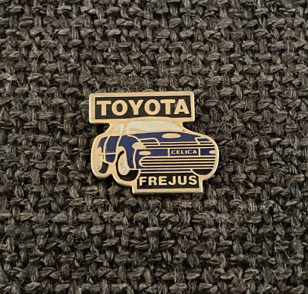 PIN - TOYOTA CELICA - FREJUS, Envoi, Utilisé, Transport, Insigne ou Pin's