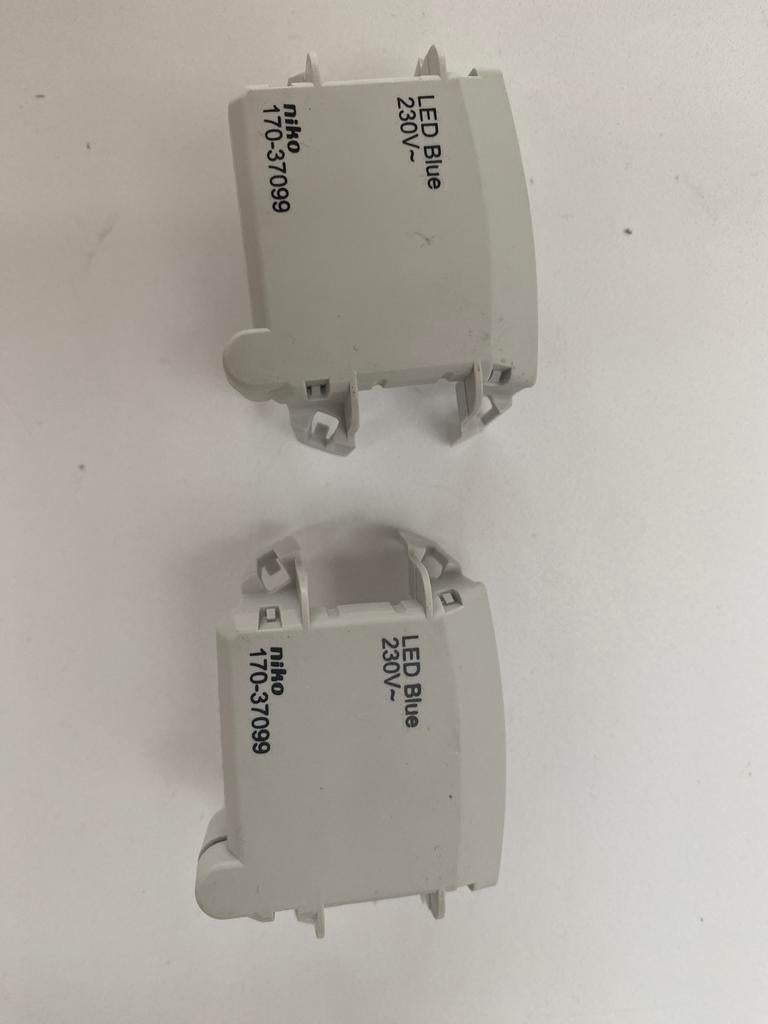 2 prises LED bleues pour unité d'éclairage Niko 170-37099, Enlèvement ou Envoi, Neuf