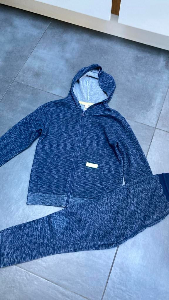 216: Blauwe jogging vest en broek maat 134/140, Gebruikt, H&M, Ophalen of Verzenden, Setje