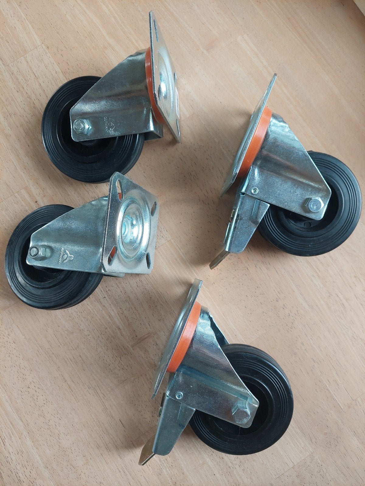 4 roues à placer sous les meubles, 2 avec freins, Bricolage & Construction, Roues & Roulettes pivotantes, Enlèvement ou Envoi