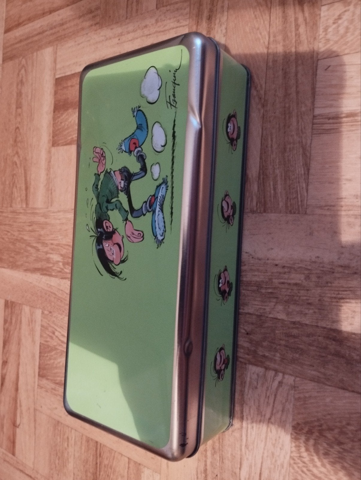 Een doos met Guus flaters erop kleur groen met tekening, Ophalen