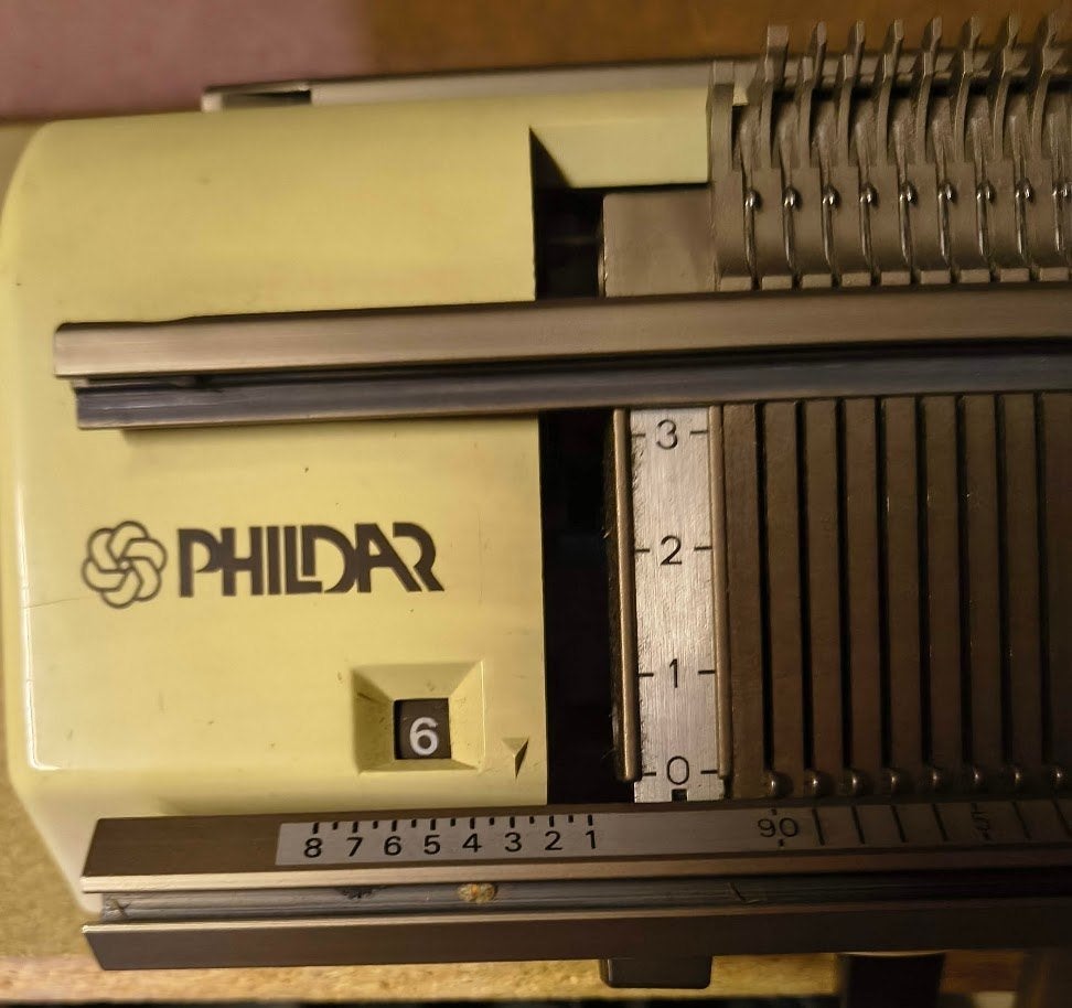 Phildar D115 breimachine – dubbelbeds, met veel toebehoren, Hobby en Vrije tijd, Breien en Haken, Ophalen, Gebruikt, Breien, Machine