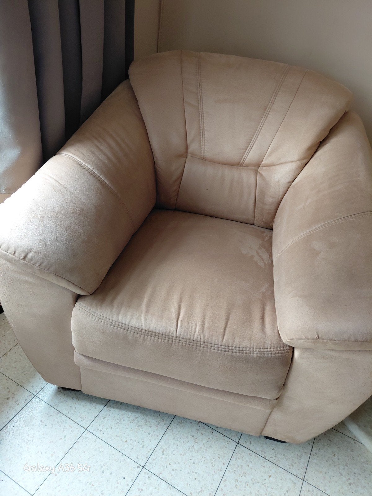 Fauteuil en suédine beige rosé