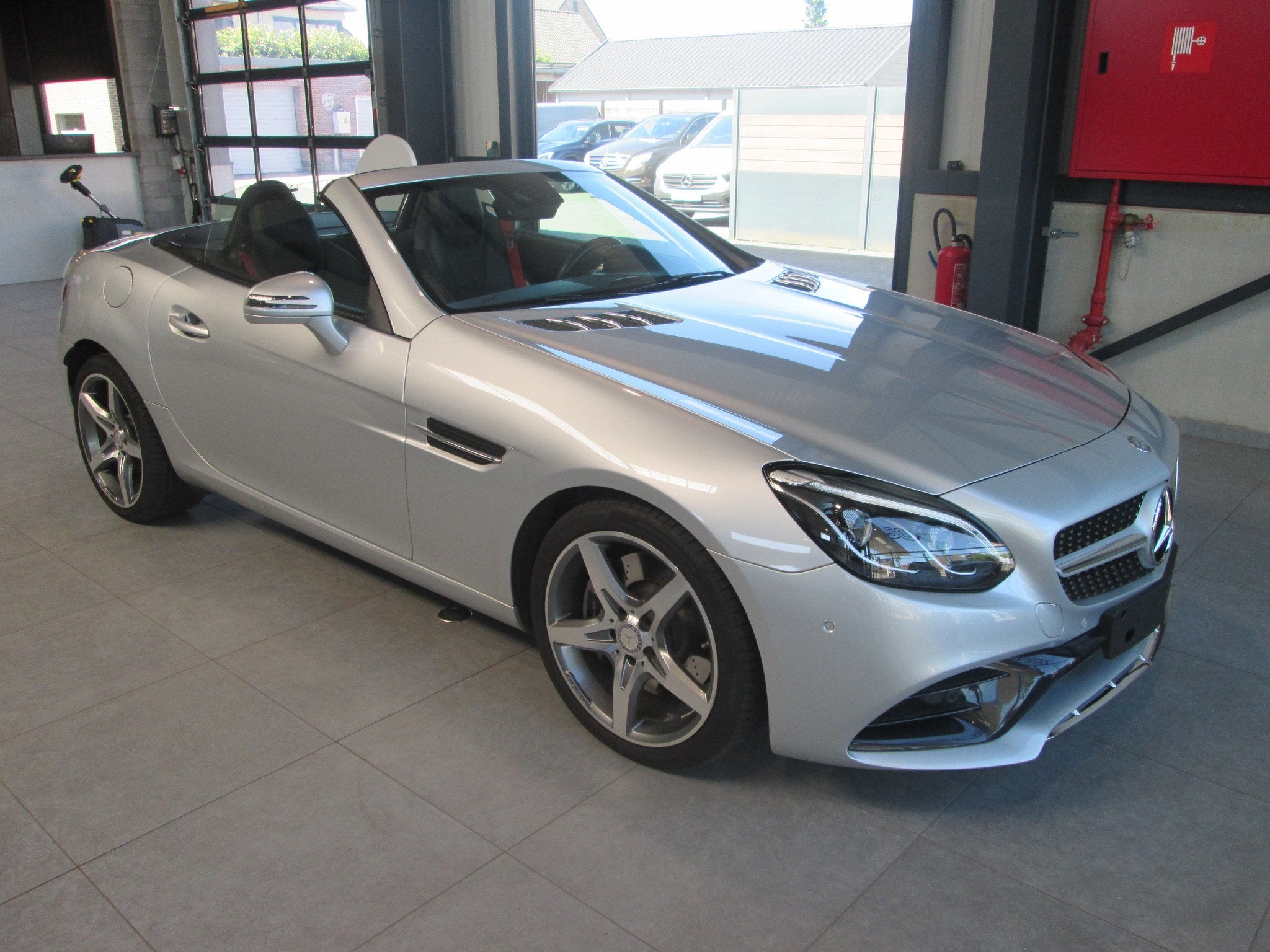 Mercedes-Benz SLC 200 AMG (automatique), Autos, Mercedes-Benz, Cuir, Argent ou Gris, Achat, https://public.car-pass.be/vhr/ce13fa06-377d-4b6e-a652-67bc50f40619