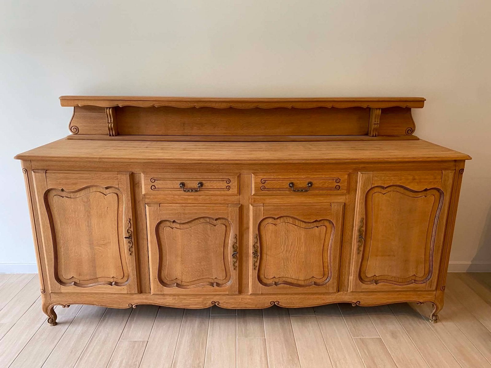Grand buffet robuste en chêne rustique sablé., Maison & Meubles, Armoires | Dressoirs, Comme neuf, 200 cm ou plus, 50 à 75 cm