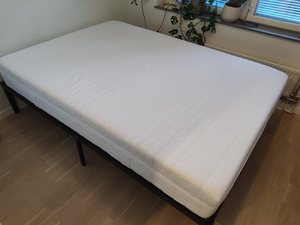 Bed and bed frame, Maison & Meubles, Chambre à coucher | Lits, Queen size, Enlèvement, Blanc, 140 cm