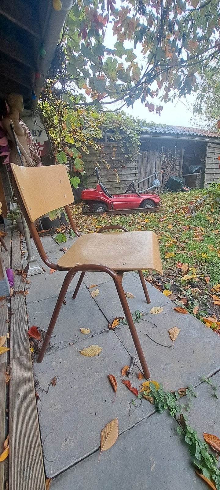 18 oude schoolstoelen 10 euro stuk stapelbaar, Ophalen