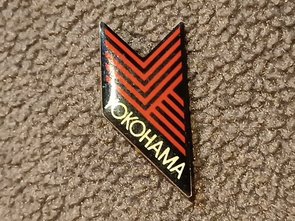 pin met Yokohama logo, Verzamelen, Ophalen of Verzenden, Zo goed als nieuw, Merk, Speldje of Pin