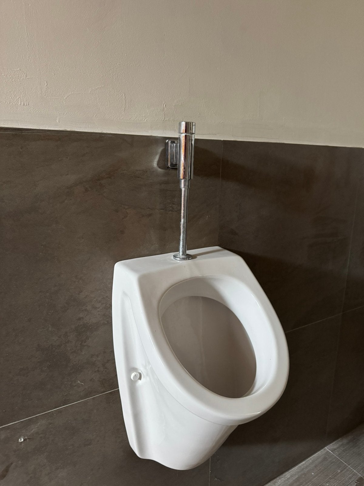 2 identieke urinoirs met drukknop, Doe-het-zelf en Bouw, Sanitair, Ophalen, Gebruikt, Overige typen