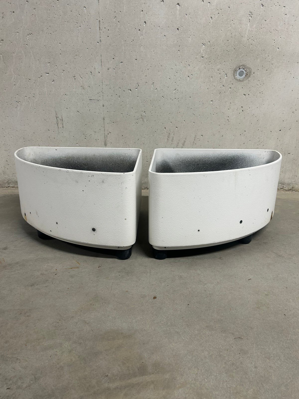 Twee bloembakken in wit heel stevig materiaal per 2 voor 50€, Tuin en Terras, Ophalen, Gebruikt