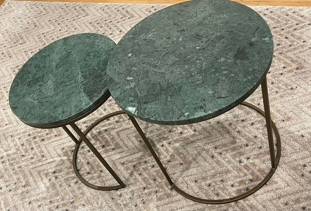 Duo de tables gigognes en marbre vert et laiton, Maison & Meubles, Enlèvement ou Envoi, Comme neuf