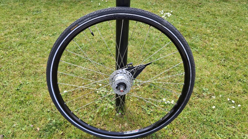 Gazelle fiets voorwiel met rollerbrake + naafdynamo 3 watt +, Fietsen en Brommers, Ophalen, Zo goed als nieuw, Wiel, Gazelle Shimano naafdynamo 3 watt voorwiel fiets rollerbake rem