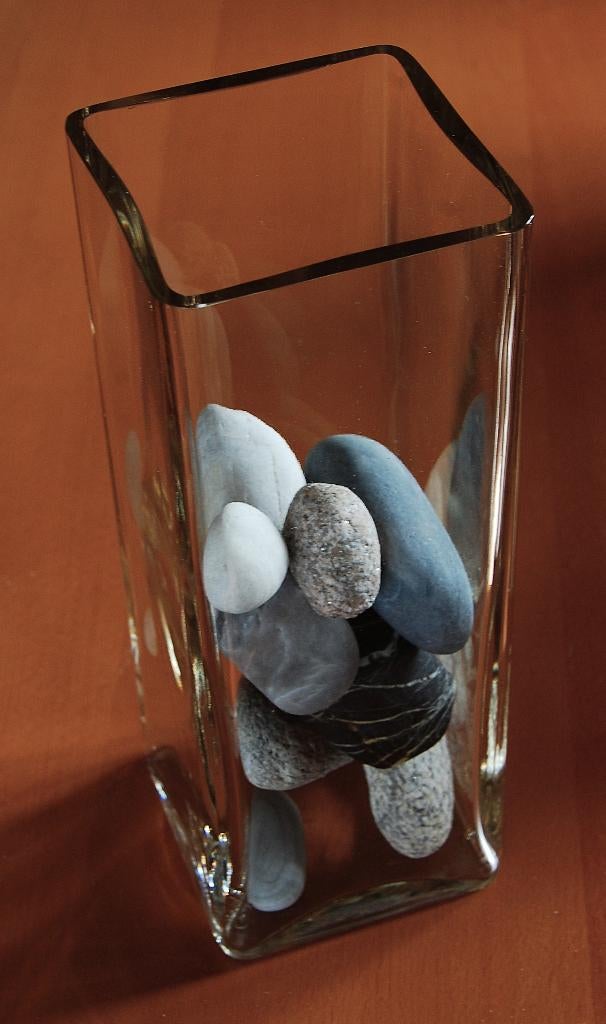 Vase en verre (26 cm) avec pierres de rivière — Modern & Zen, Antiquités & Art, Antiquités | Vases, Enlèvement ou Envoi
