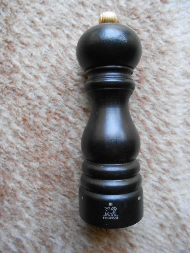 houten zwarte Peugeot pepermolen Ø 6cm x H 18cm, Ophalen of Verzenden, Zo goed als nieuw, Molen
