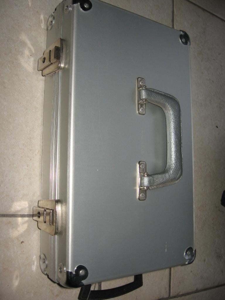 Coffre/valise en aluminium avec 6 compartiments + clés, Neuf, Enlèvement ou Envoi, Moins de 35 cm, Clé