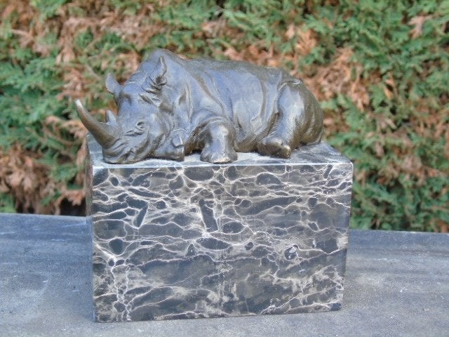 rhinocéros coucher en bronze signé, MILO, Enlèvement ou Envoi, Bronze