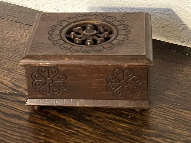 Oud bretoens houten juwelendoosje, Ophalen