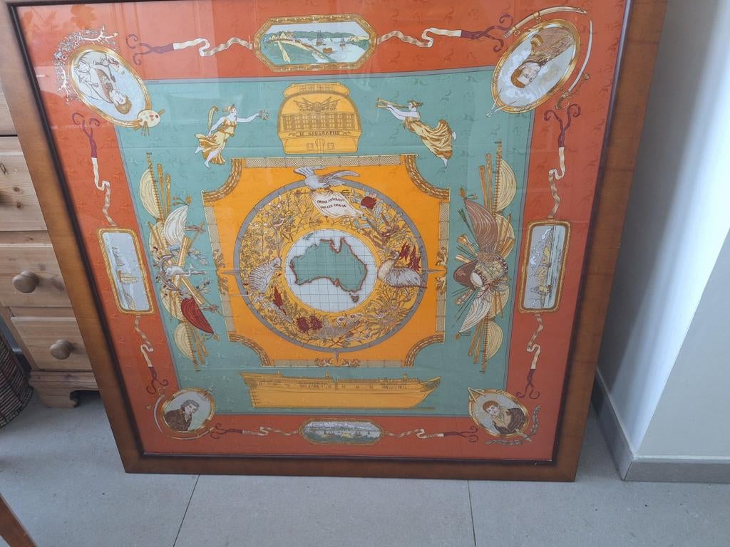 Kader met echte Hermes sjaal, Ophalen