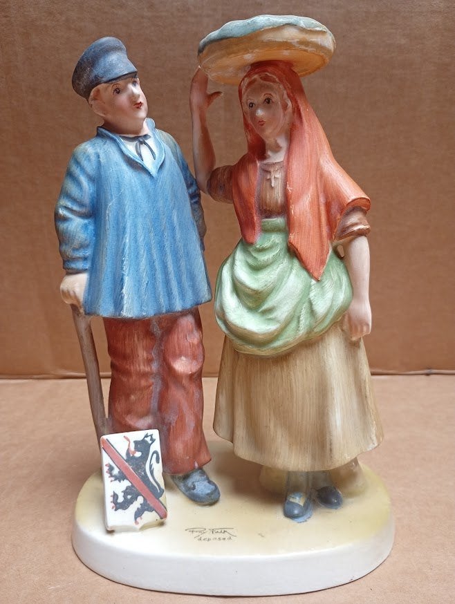 Vintage porseleinen beeldje - Vlaams koppel met wapenschild, Enlèvement ou Envoi, Utilisé, Humain