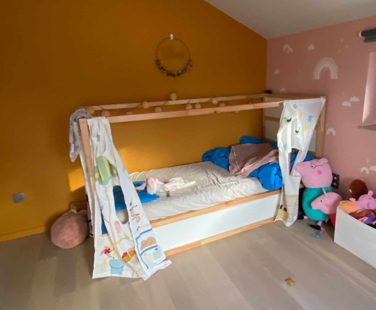 Kura kinder bed Ikea hoogslaper & 2 matrassen & gordijntjes, Ophalen, Zo goed als nieuw, Hoogslaper