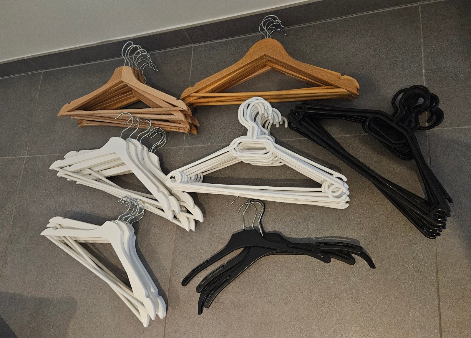 Verschillende soorten kapstokken - in totaal 63 stuks, Vêtements | Femmes, Cintres, Enlèvement