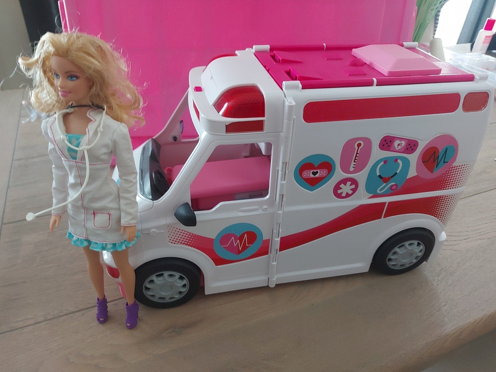 barbie ambulance, Ophalen of Verzenden