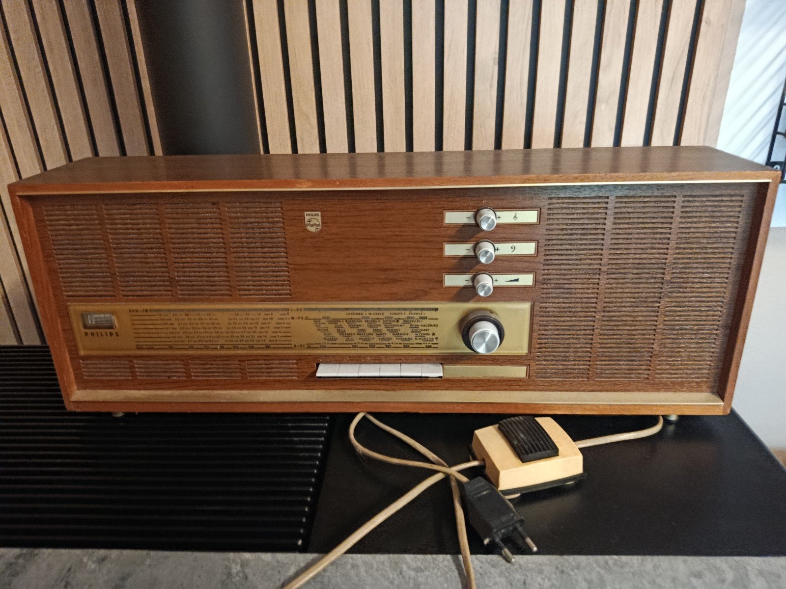 Mid century Philips vintage radio, Antiquités & Art, Antiquités | TV & Hi-Fi, Enlèvement