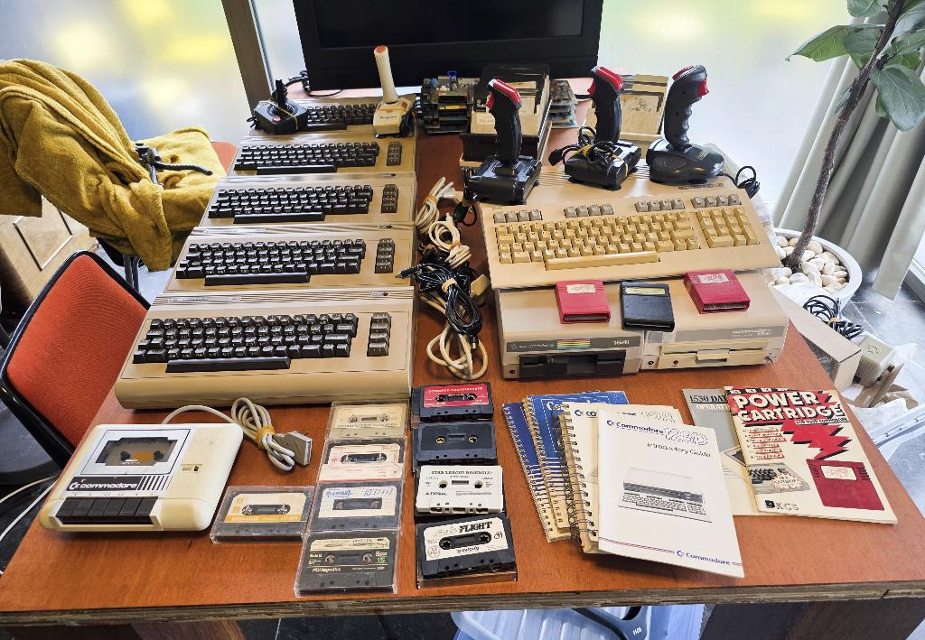 5 x C64, C 128, 2x 1541, 5 joysticks, 128 disks + box, carts, Ophalen of Verzenden, Commodore