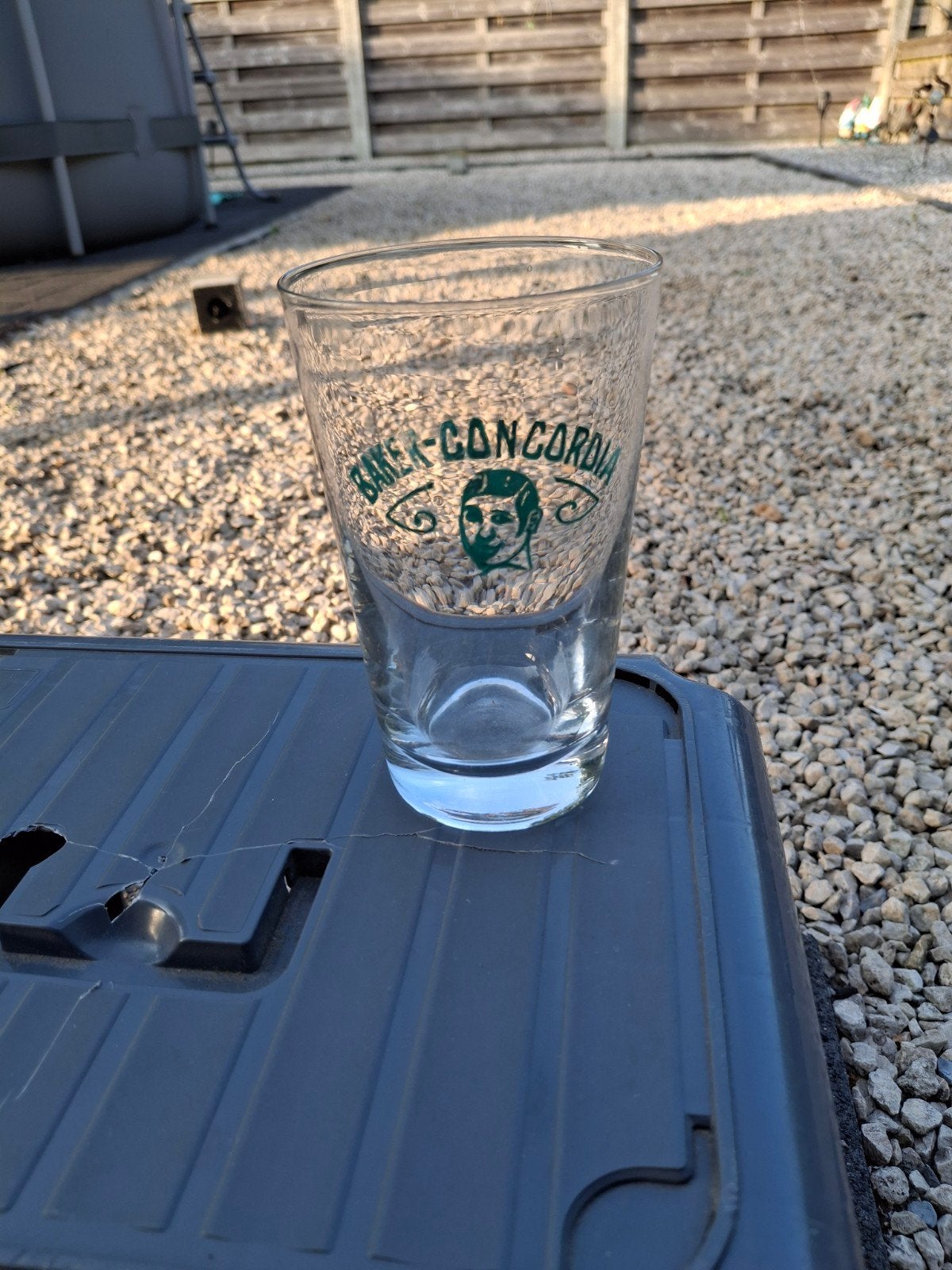 Oud gezuurd bierglas baker concordia, Enlèvement ou Envoi
